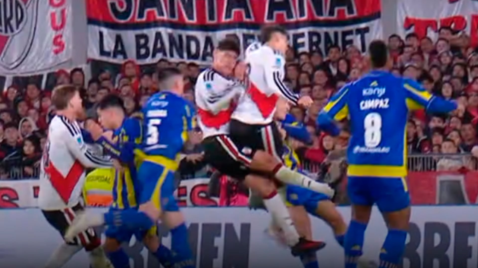 El impactante choque de cabezas que generó preocupación en el duelo entre River Plate y Rosario Central