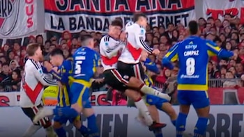 El impactante choque de cabezas que generó preocupación en el duelo entre River Plate y Rosario Central