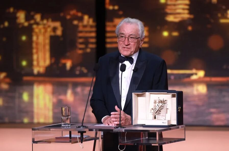 Robert De Niro pronuncia un discurso con la Palma de Oro en el podio - (EFE)
