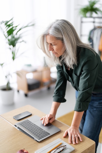 Mujer silver trabajando