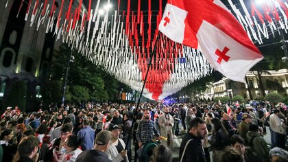 Miles de personas protestaron en Georgia tras la aprobación de la ley de influencia extranjera