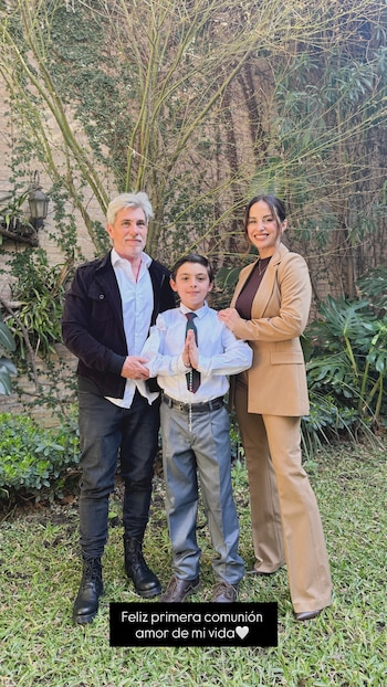 Chato Prada, Valentín y Lourdes Sánchez luego de la comunión del niño