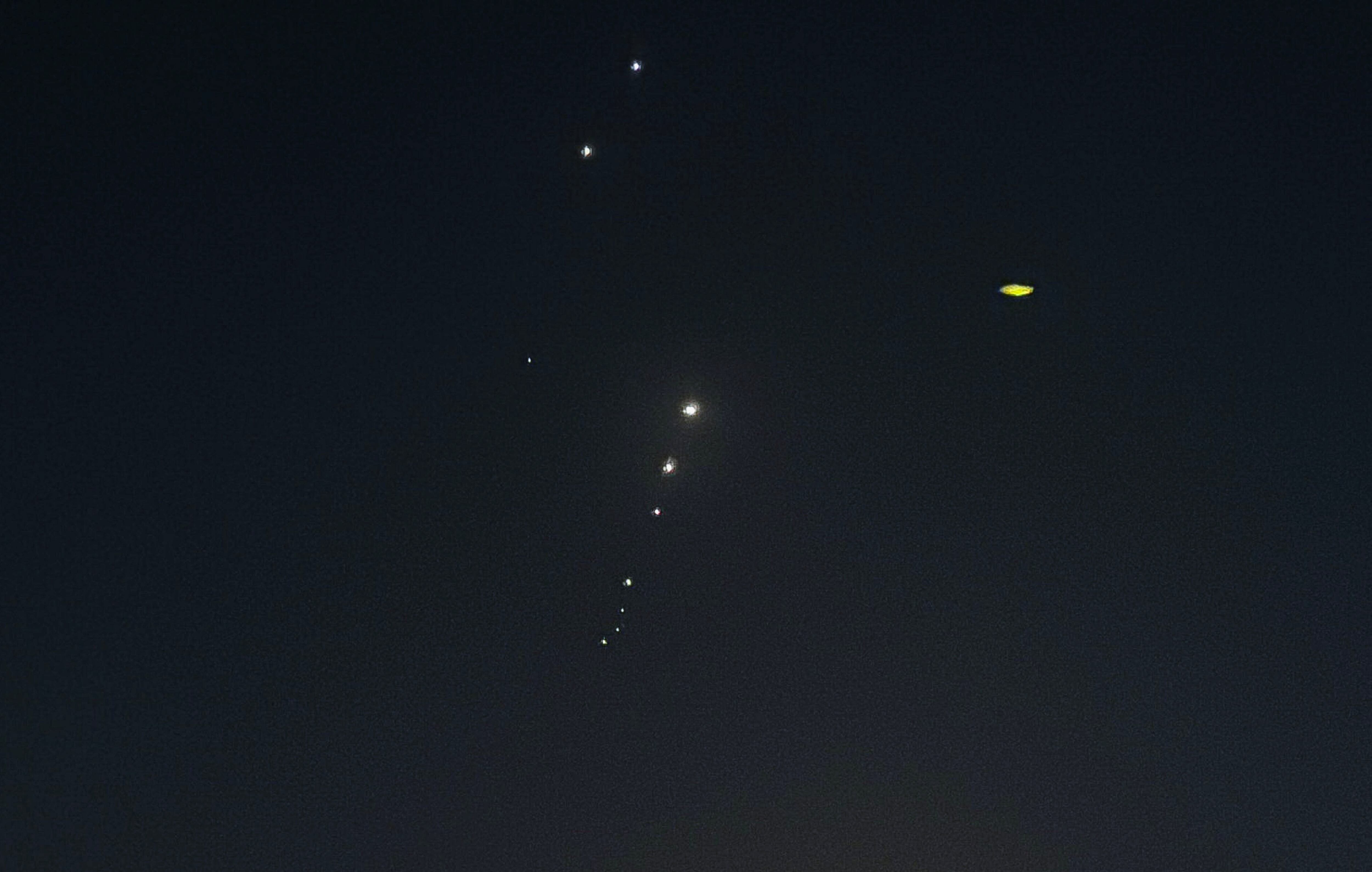 Se ven rastros en el cielo después de que las fuerzas armadas de Irán dijeran que atacaron la base Al-Udeid en un ataque con misiles, en Qatar, el 23 de junio de 2025 (REUTERS/Stringer)