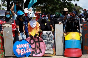 Demonstrators hold makeshift shields during a protest to demand government action to tackle poverty, police violence and inequalities in healthcare and education systems, in Cali, Colombia May 28, 2021. REUTERS/Juan B Diaz NO RESALES. NO ARCHIVES