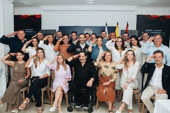 El presidente electo Abelardo De la Espriella junto a los ministros designados que integrarán su gabinete a partir del 7 de agosto de 2026. - crédito @ABDELAESPRIELLA/X