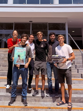 Nequi Galotti posa sonriente junto