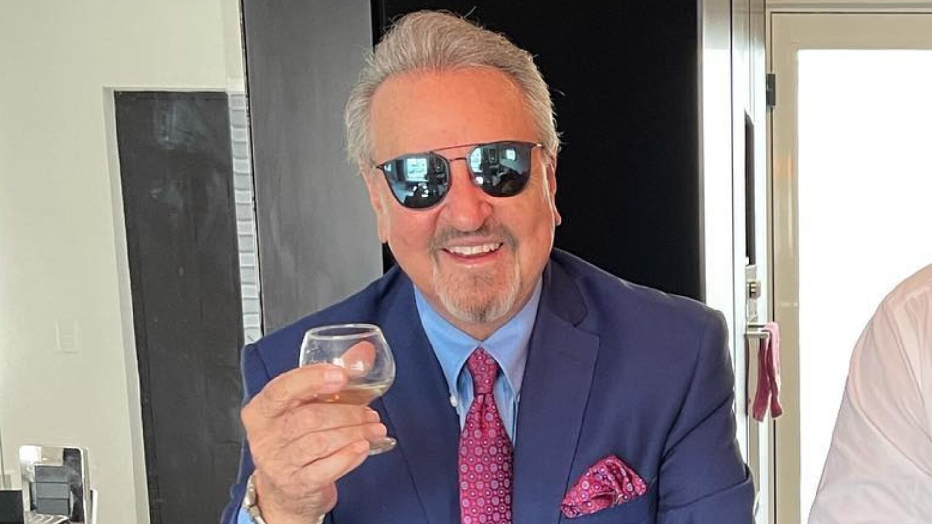 El actor descartó emprender acciones legales sobre la docuserie, priorizando la felicidad por encima de conflictos judiciales (Foto: Facebook carlosvillagrankikooficial)