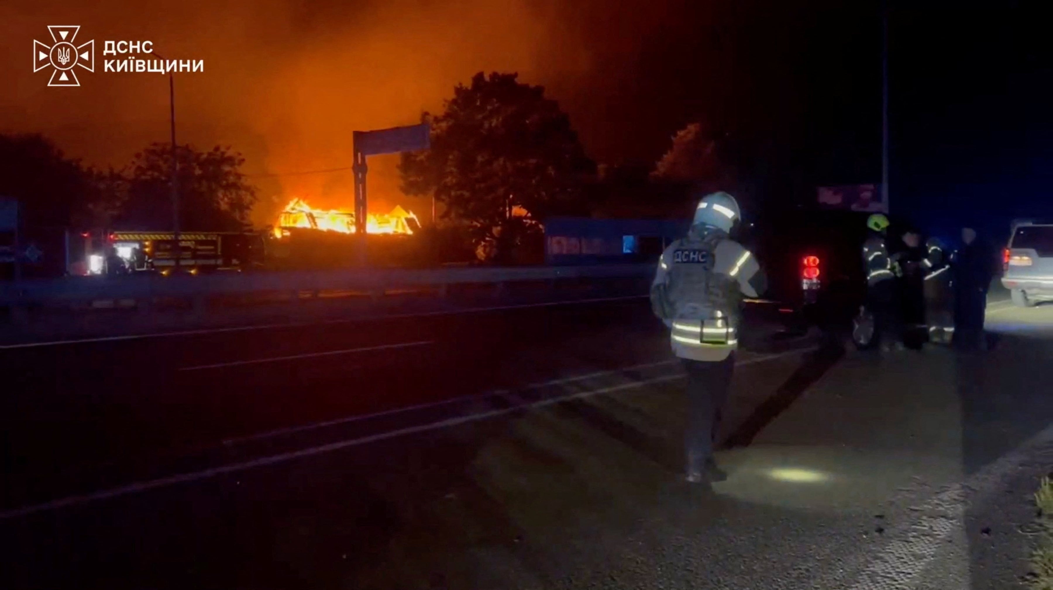 Un dron ruso destruyó un depósito de munición en Myla, en el distrito de Bucha, y dejó al menos 37 muertos y decenas de heridos en las afueras de Kiev. (State Emergency Service Of Ukraine/Handout via REUTERS)