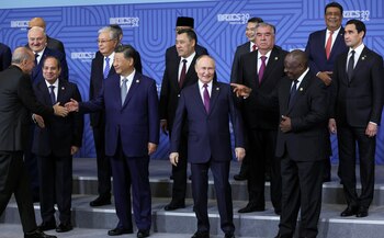 Los países BRICS evalúan armar una moneda paralela al dólar para dejar de depender de Estados Unidos. (EFE/EPA/MÁXIMO SHIPENKOV)