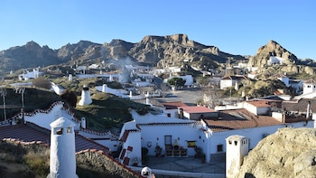 Guadix y un pequeño poblado