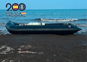 18/08/2026 Fiscalía sitúa el petaqueo como "clave de bóveda" del narco por mar en Andalucía y advierte de riesgo para la población.
La Fiscalía Superior de Andalucía confirma en su memoria anual que esta comunidad se ha convertido en un territorio esencial en el mapa europeo del narcotráfico, donde este fenómeno ha ganado en "sofisticación y violencia". Junto a ello, sitúa el petaqueo como "clave de bóveda" en la logística por mar de estas bandas organizadas que almacenan y transportan ingentes cantidades de combustible "sin medidas de seguridad y junto a zonas habitadas", lo que ha "disparado el riesgo objetivo" para los ciudadanos.
POLITICA
POLICÍA NACIONAL