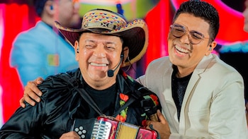 ‘Grupo 5′ rinde homenaje a Lisandro Meza con Chane Meza, hijo del recordado cantante colombiano