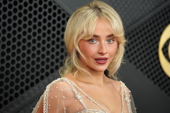 La orden de restricción protege también a Sarah Carpenter y a George Smith, quienes viven con Sabrina Carpenter en el domicilio alcanzado por la medida judicial. (Foto Jordan Strauss/Invision/AP, archivo)