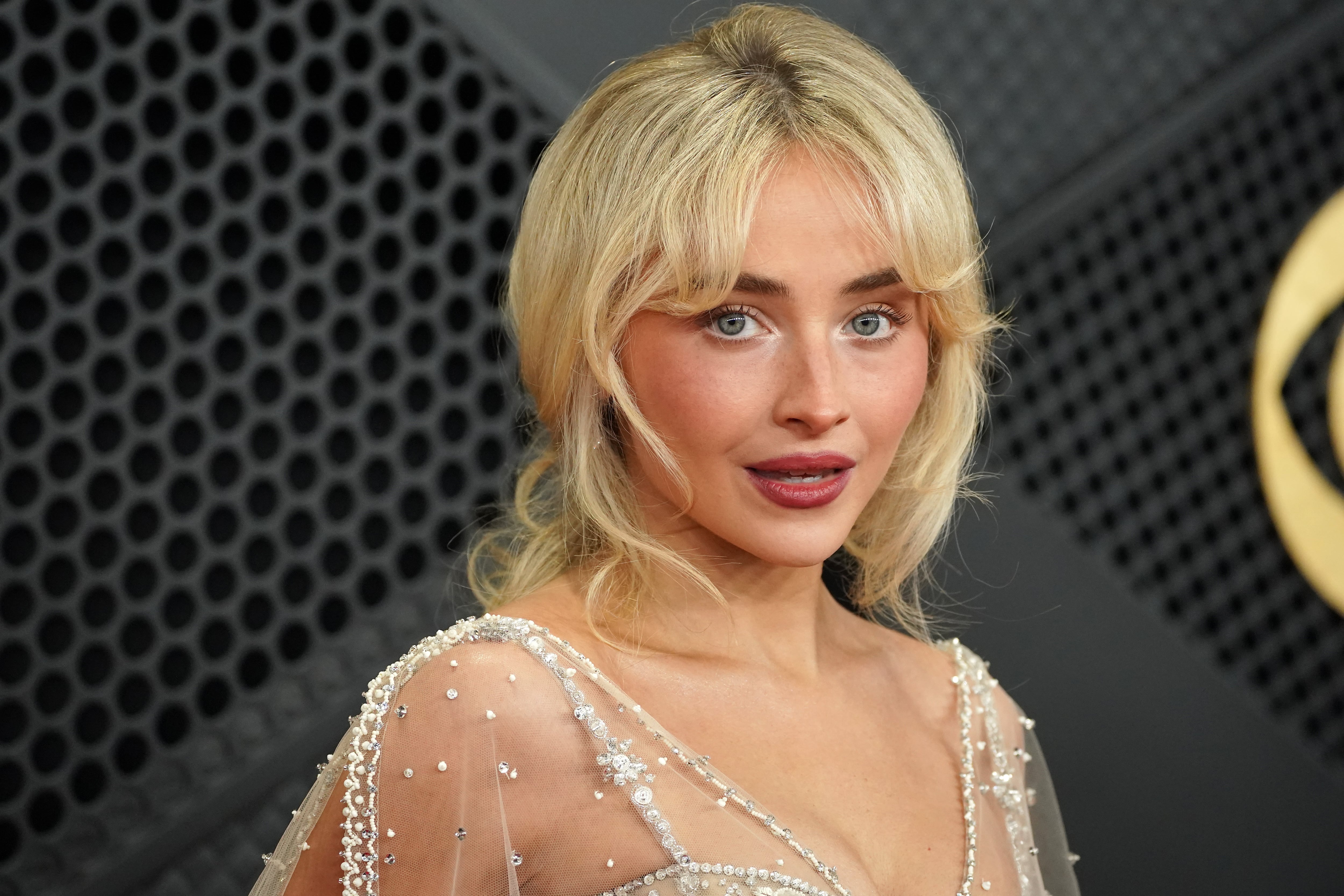 La orden de restricción protege también a Sarah Carpenter y a George Smith, quienes viven con Sabrina Carpenter en el domicilio alcanzado por la medida judicial. (Foto Jordan Strauss/Invision/AP, archivo)