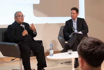 El sacerdote David Farfán Guerrero presentó el libro Huellas de pastor junto al banquero Jorge Brito en la Torre Macro.