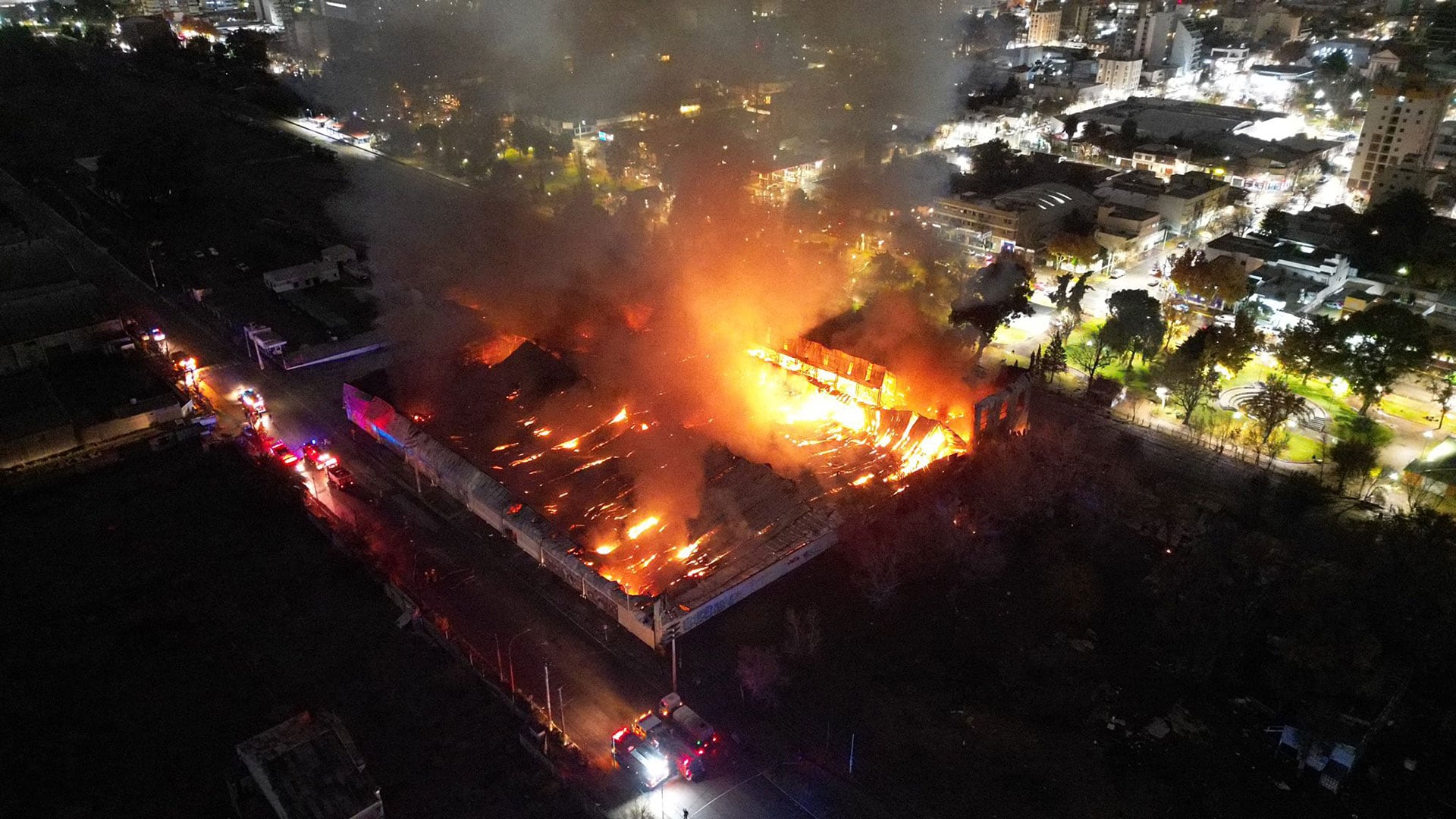 El fuego se originó desde el exterior del depósito, donde las chapas metálicas se pusieron al rojo vivo antes de que las llamas ingresaran al interior