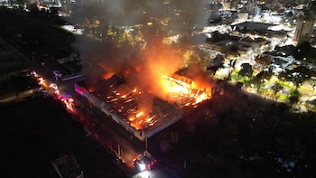 Un incendio destruyó un depósito de la cadena de supermercados La Anónima en Río Negro