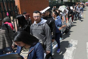 Foto de archivo. Personas hacen