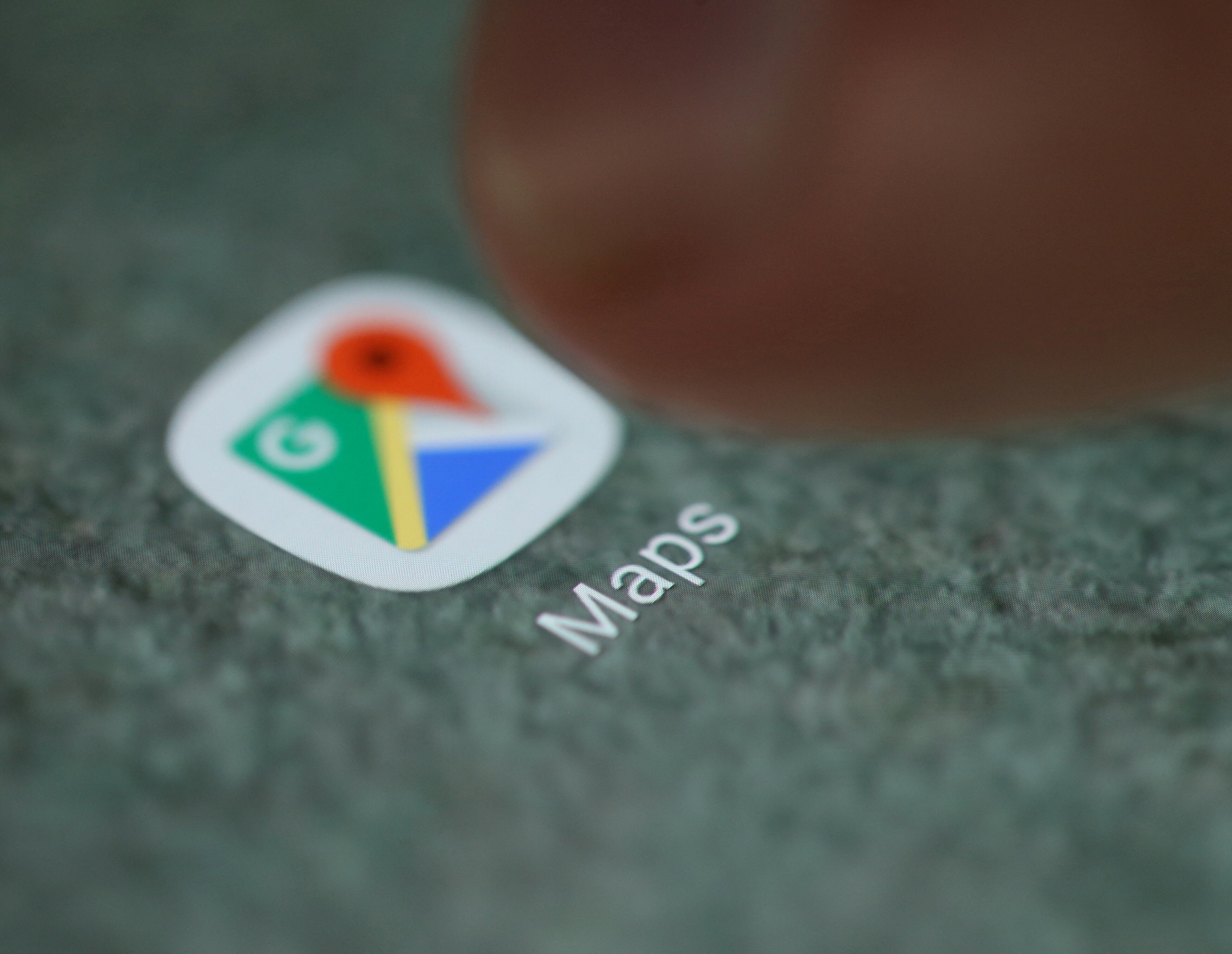 Al iniciar la navegación, Google Maps activa automáticamente la detección de radares, mostrando su ubicación en pantalla y enviando alertas sin que el usuario tenga que configurar nada - REUTERS/Dado Ruvic/Illustration/File Photo