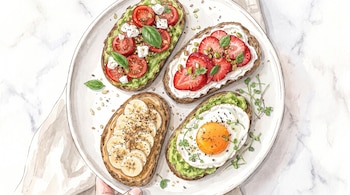 Ilustración en acuarela de cuatro tostadas en un plato blanco con ingredientes como aguacate, tomate, fresas, plátano y huevo.