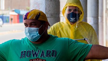 Un trabajador desinfecta a una