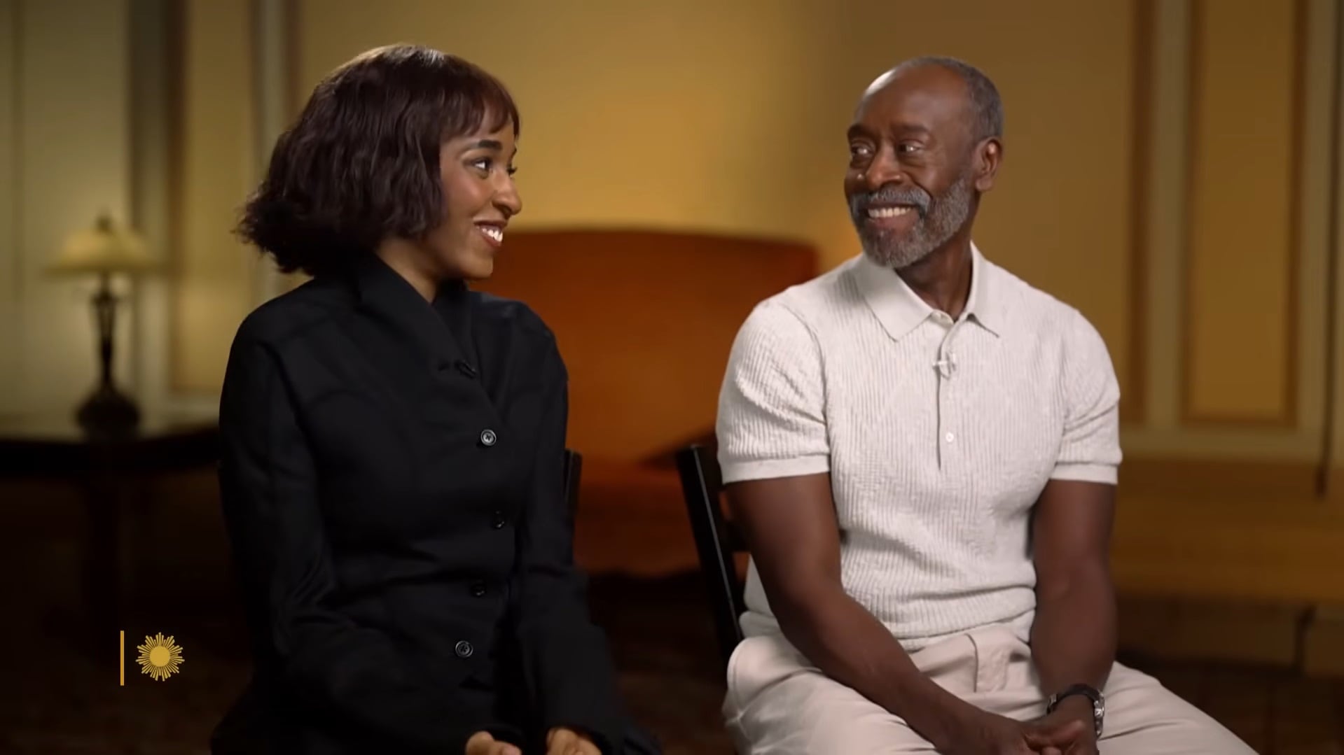 Ayo Edebiri y Don Cheadle resaltan la importancia de las raíces familiares en su pasión por la actuación durante la entrevista con CBS Sunday Morning (YouTube: CBS Sunday Morning)