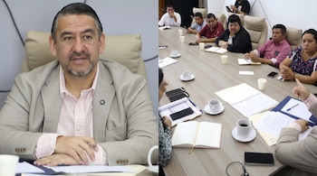 Un hombre con saco a la izquierda y varias personas sentadas alrededor de una mesa con papeles, tazas y teléfonos a la derecha.