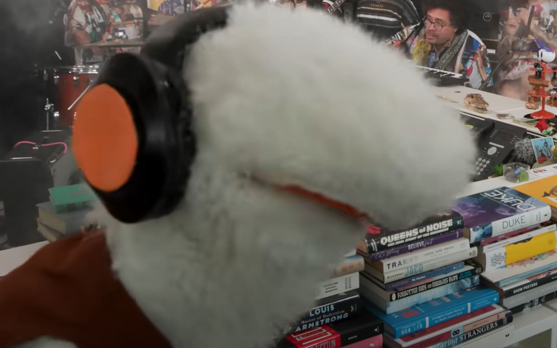 El espectáculo incluye homenajes a Los Prisioneros y guiños a la televisión global y la cultura de internet (YouTube/NPR)