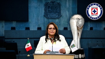 Diputada de Morena derriba trofeo del Cruz Azul en plena ceremonia en Puebla