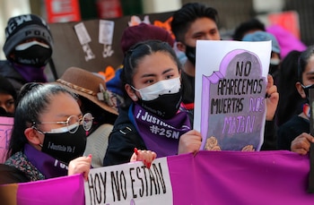 Activistas y familiares de víctimas de feminicidio realizan una manifestación contra la violencia machista, frente a los juzgados de El Alto (Bolivia).EFE/Martín Alipaz
