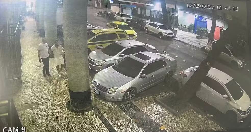 Una cámara de seguridad mostró a la víctima caminando junto a un hombre antes del crimen (Gentileza: G1)