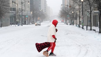 Una persona cruza una calle