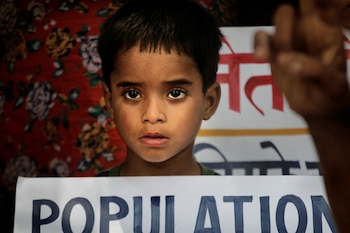 Un niño sostiene un cartel