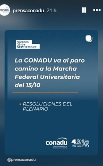 Publicación digital en fondo azul con texto sobre una medida de fuerza de docentes universitarios y la Marcha Federal Universitaria