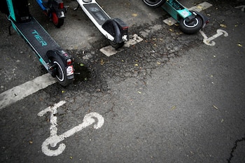 Patinetes estacionados. (AP Foto/Christophe Ena)