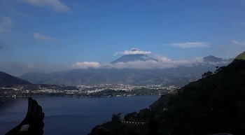 Autoridades de Guatemala advirtieron que las selfies y fotos en miradores, volcanes, cascadas y barrancas han causado accidentes similares en varios puntos del país.