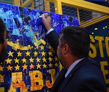 Angelici dejó su firma en