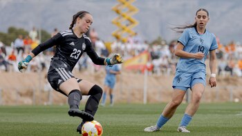 Elena Demirel presiona a la portera española. (Portal oficial de la Real Asociación Neerlandesa de Fútbol (KNVB)