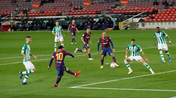 Messi dispara para anotar su