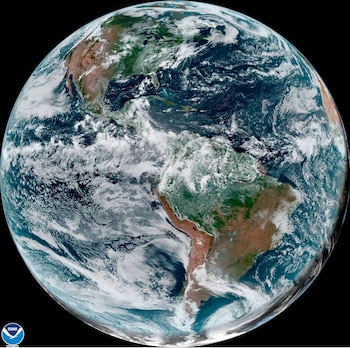 Fotografía de archivo cedida por la Administración Nacional Oceánica y Atmosférica (NOAA) de Estados Unidos por vía del Centro Nacional de Huracanes (NHC) donde se ve el estado del clima en el Atlántico, el pasado 6 de agosto del 2020. EFE/NOAA-NHC/Archivo