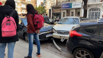 Un taxista provocó un choque múltiple tras perder el control de su auto en Caballito