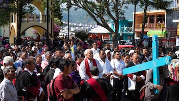 Indígenas mayas celebran víacrucis para