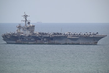 El portaaviones de propulsión nuclear estadounidense USS Abraham Lincoln (CVN-72) se observa frente al puerto de Laem Chabang, cerca de la ciudad de Pattaya, el 2 de septiembre de 2026 (ANTHONY WALLACE/AFP)