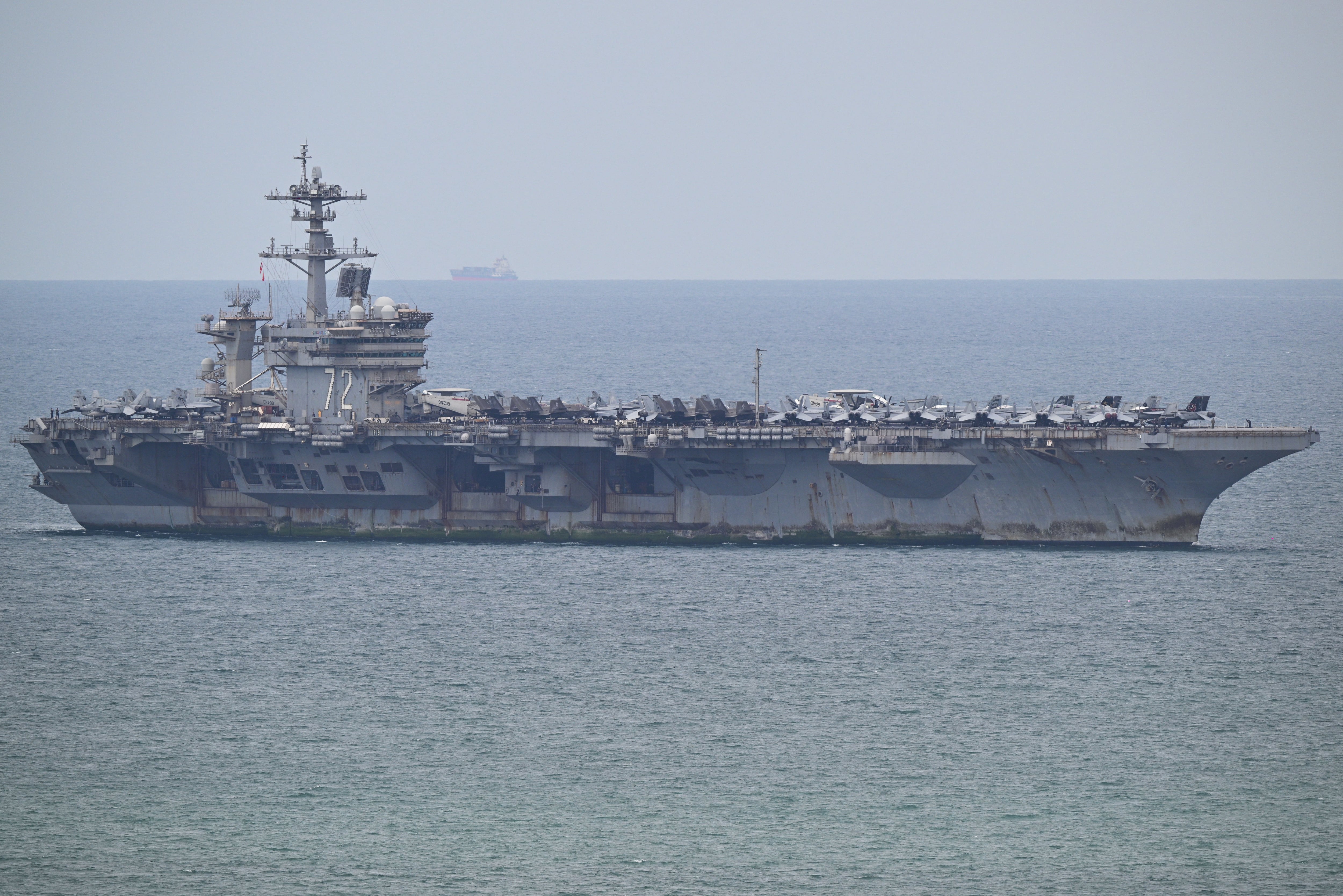 El portaaviones de propulsión nuclear estadounidense USS Abraham Lincoln (CVN-72) se observa frente al puerto de Laem Chabang, cerca de la ciudad de Pattaya, el 2 de septiembre de 2026 (ANTHONY WALLACE/AFP)