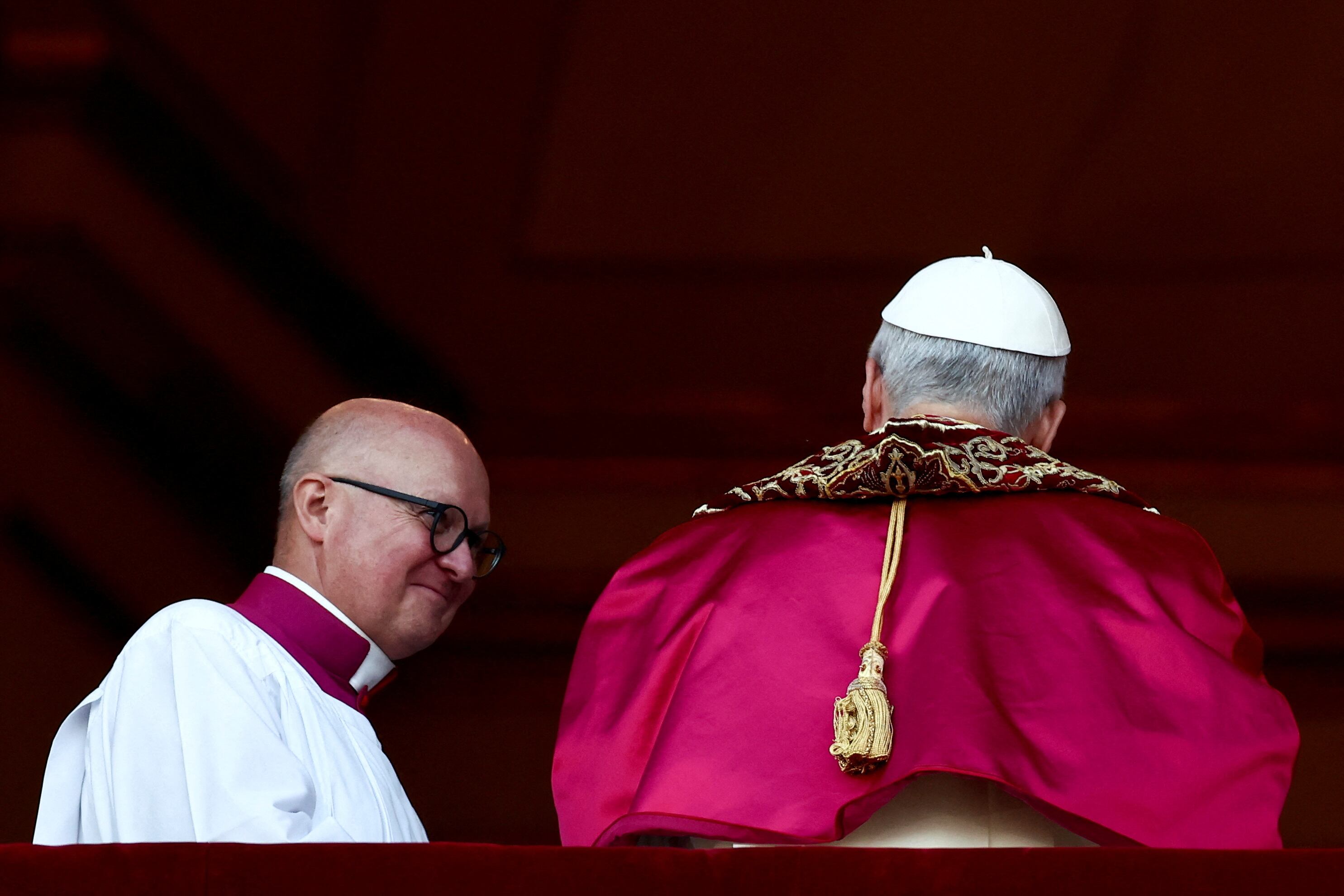 El recién elegido Papa León XIV, el cardenal Robert Prevost de los Estados Unidos, se retira tras aparecer en el balcón de la Basílica de San Pedro, en el Vaticano, el 8 de mayo de 2025
