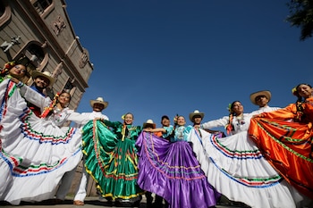 TEGUCIGALPA (HONDURAS), 12/04/2026.- Integrantes de la agrupación de danza folclórica Imágenes Catrachas de la Universidad Pedagógica Nacional Francisco Morazán, posan durante una marcha este domingo, en Tegucigalpa (Honduras). Los pueblos garífunas (negros) de Honduras conmemoraron el 229 aniversario de la llegada de sus descendientes al país exigiendo que se respete el derecho a sus tierras y que se cumplan las sentencias de la Corte Interamericana de Derechos Humanos sobre (CIDH) sobre territorios de su etnia en tres departamentos en el Caribe hondureño. EFE/ Sophia Amador