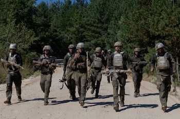 Militares ucranianos de las Fuerzas de Asalto Aéreo participan en ejercicios para obtener la boina granate (de color burdeos oscuro) en un lugar no revelado, el 14 de agosto de 2026, en plena invasión rusa de Ucrania (Tetiana Dzhafarova/AFP)