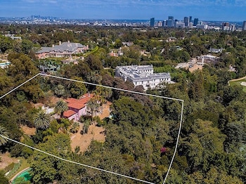 La propiedad se extiende por