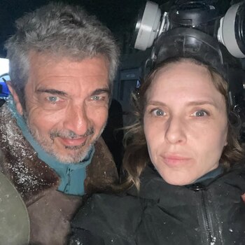 El elenco principal incluye a