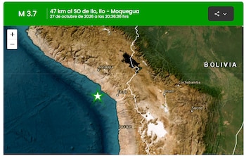 Mapa satelital del sur de Perú con una estrella verde en el mar que indica el epicentro sísmico y una barra superior con datos técnicos